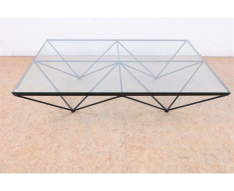 Zwartgelakt stalen vintage salontafel met geometrisch onderstel en glazen blad, ontwerp Alanda Paolo Piva (1950-2017), model 