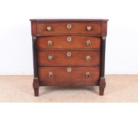 Eikenhouten Empire commode, met 4 laden, geflankeerd door pilasters, Frankrijk circa 1820, 87 x 83 x 45 cm.