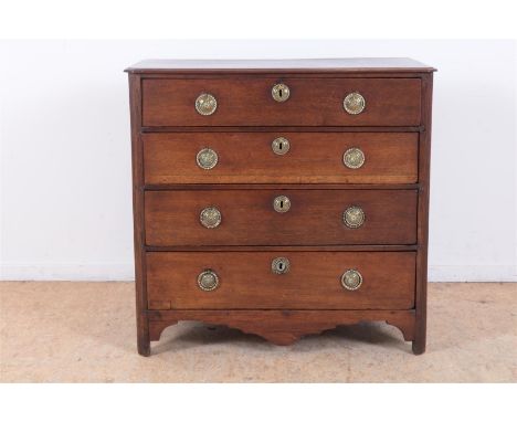 Eikenhouten Georgian commode met 4 laden en koperen trekkers, Engeland 18e eeuw, 79 x 82 x 47 cm.