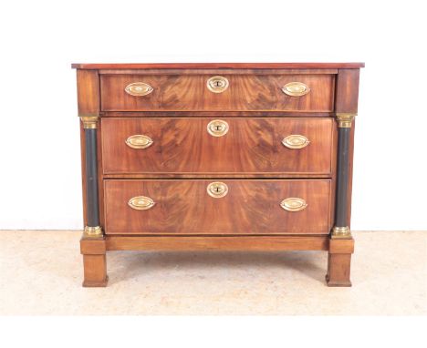 Mahoniehouten Empire commode, met 3 laden en messing beslag, geflankeerd door pilasters, op blokpoten, Frankrijk circa 1820, 