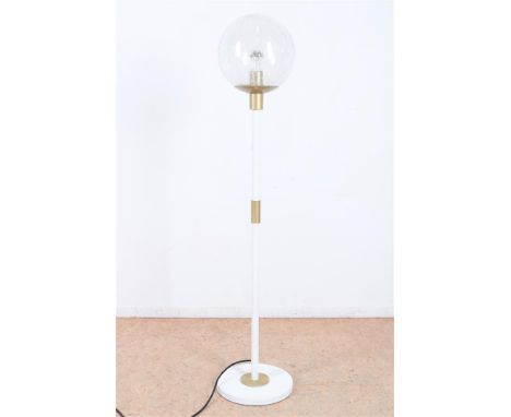 Metalen witlak vintage staande schemerlamp met goudverf accenten en glazen bollamp, 70-er jaren, hoogte 150 cm.
