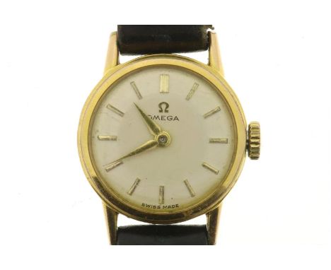 OMEGA, vintage stalen damespolshorloge met gouden plating aan lederen band.