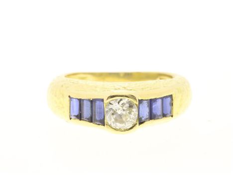 Geelgouden ring bezet met op de schouders saffier, circa 1 ct. en centraal een bolsjewiek geslepen diamant, circa 0.6 ct., J/