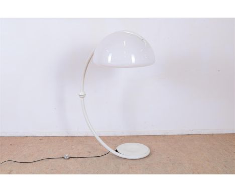 Martinelli Luce Serpente vloerlamp met wit kunststoffen kap op metalen voet, model 2131. Conditie: lampvoet geschilderd.€200 