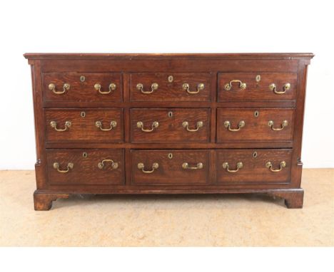 Eikenhouten Georgian commode met 8 laden afgezet met bronzen trekgrepen, Engeland 18e eeuw, 94 x 164 x 58 cm.