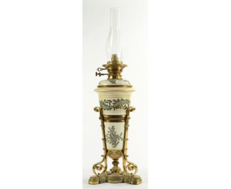 A VICTORIAN BRASS AND EARTHENWARE TRIPOD OIL LAMP, 55CM H