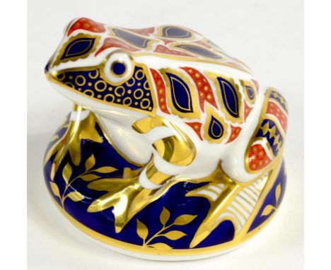 A ROYAL CROWN DERBY TOAD PAPERWEIGHT, 7CM H, SILVERED BUTTON