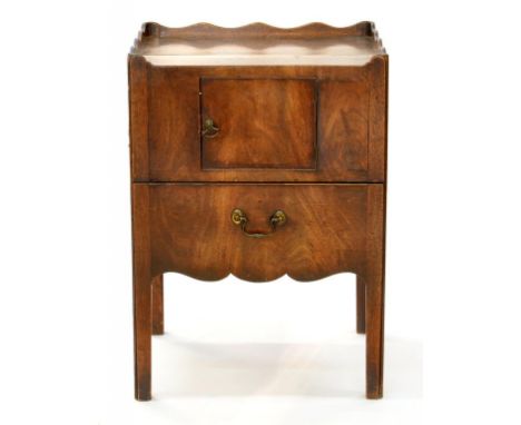 A 19TH C MAHOGANY BOW FRONTED CORNER WASHSTAND, 54CM W AND A GEORGE III MAHOGANY TRAY TOP COMMODE, 56CM W