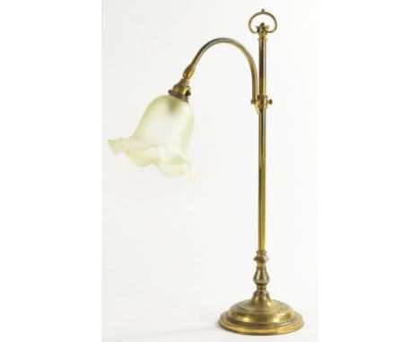 AN EARLY 20TH C BRASS STUDENTS LAMP, 57CM H