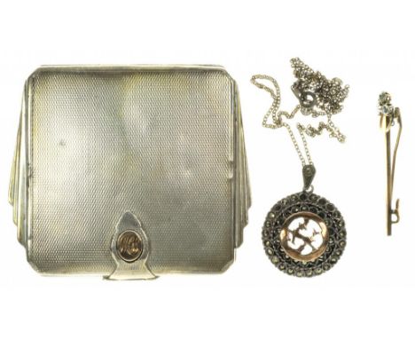 AN ART DECO SILVER COMPACT, ENGINE TURNED, 8CM W, BIRMINGHAM 1937, A GOLD CENTRED SILVER MARCASITE PENDANT ON NECKLET AND A G