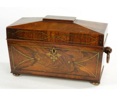 AN EARLY VICTORIAN ROSEWOOD AND BRASS INLAID TEA CADDY, OF SARCOPHAGUS SHAPE, WITH FITTED INTERIOR, 30.5CM W