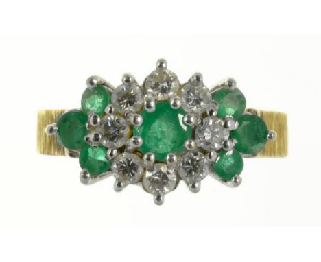 AN EMERALD AND DIAMOND CLUSTER RING, IN 18CT GOLD, 4.8G