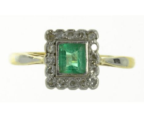 AN EMERALD AND DIAMOND SQUARE CLUSTER RING IN GOLD, MARKED 18CT PLAT, 2.3G