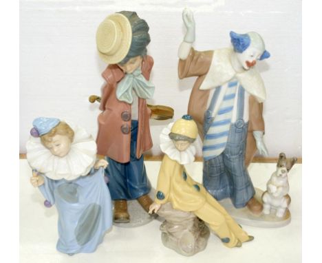 A LLADRO FIGURE OF A FIDDLER AND THREE NAO CLOWNS, VARIOUS SIZES, PRINTED MARKS