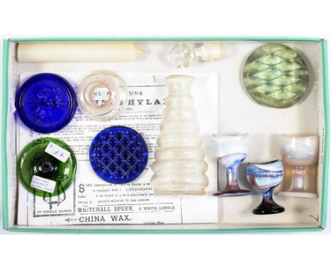 A SMALL COLLECTION OF GLASS CURIOS, TO INCLUDE THREE MARBLED GLASS EYE BATHS, SEVERAL HOP SCOTCH COUNTERS, A LYCHNOPHYLAX AND