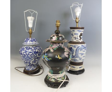 A blue and white Chinese Lamp, in the shape of a vase depicting dragons, H 66 cm, together with another Chinese blue and whit