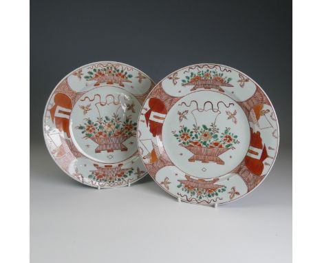 A pair of 18thC Chinese export porcelain Plates, decorated in a Japanese style with iron red and green enamels, D 23.5cm, tog