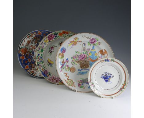 A good quality 18thC Chinese verte imari porcelain Charger, with underglaze blue panels interspersed with red flora and fauna