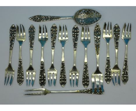 Thirteen .800 silver Art Nouveau forks and one spoon, 280.6g