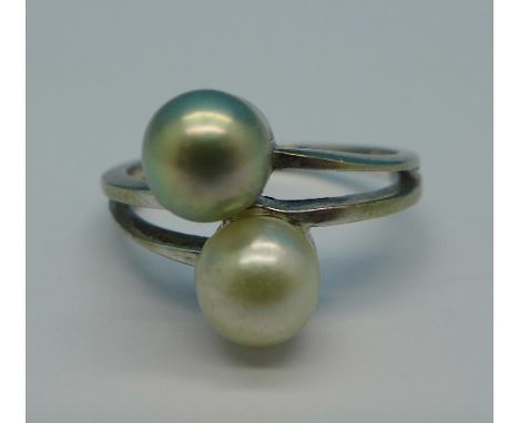 An 18ct white gold and pearl ring, 4.9g, Q