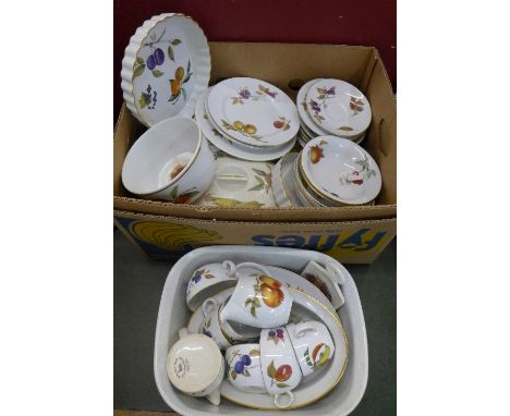 Royal Worcester Evesham dinnerwares