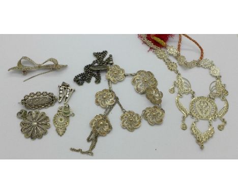 A Victorian silver riding brooch and other silver and white metal jewellery, 78g