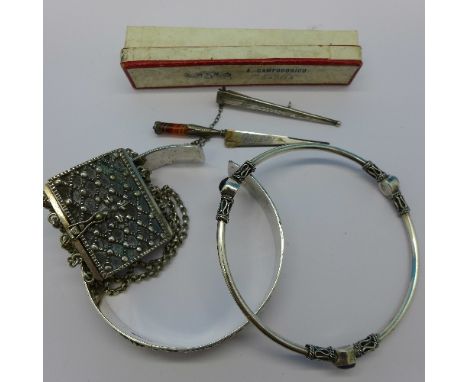 A 925 silver bangle, a white metal bangle, an agate set dagger brooch and a bracelet