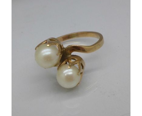 A 14k gold and pearl crossover ring, 2.8g, K