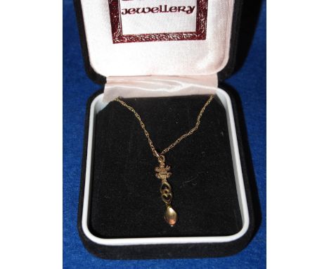 9ct gold Celtic jewellery lovespoon pendant on chain.