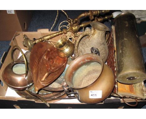 Tray of assorted metalware to include gilt brass three section table lamp, various copper items to include leaf design trays,