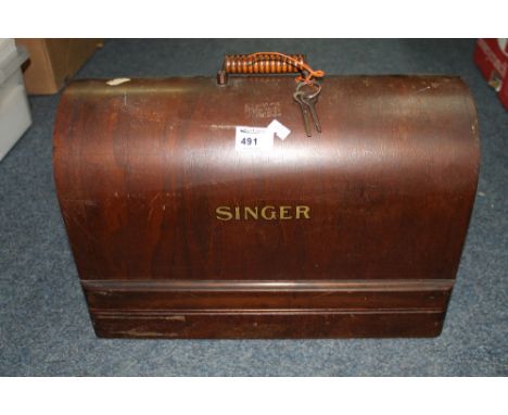 Vintage Singer sowing machine in fitted case. 