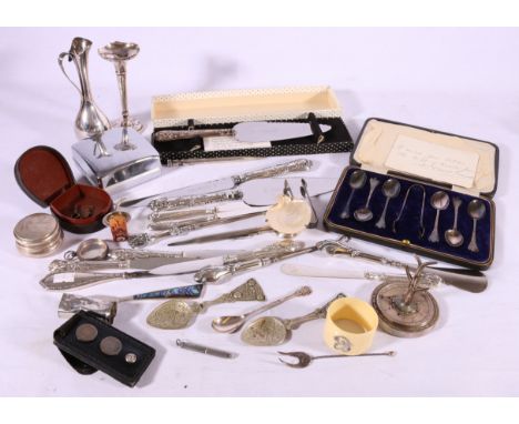 Set of six silver trefoil coffee spoons and tongs, Sheffield 1915, cased, various servers with silver handles and other items