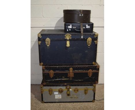 A group of three vintage trunks and two further cases (5)