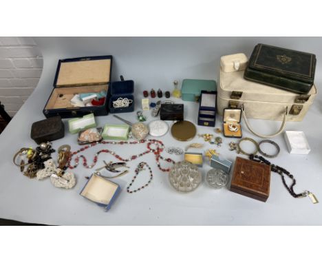 A COLLECTION OF ITEMS TO INCLUDE TWO 1930'S HERMES LEATHER SCENT BOTTLE HOLDERS ALONG WITH VARIOUS COSTUME JEWELLERY AND BOXE