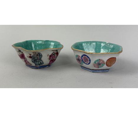 A PAIR OF CHINESE CERAMIC BOWLS WITH ROUNDELS10cms Diameter