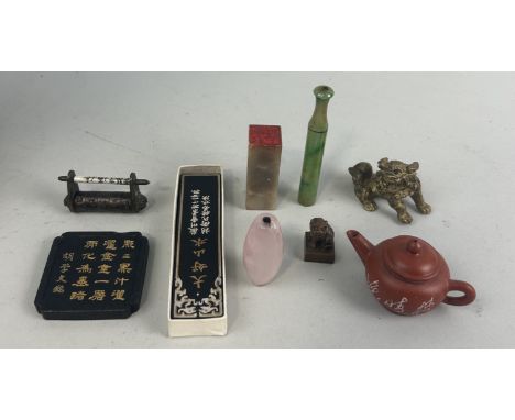AN ASSORTED COLLECTION OF CHINESE ITEMS TO INCLUDE JADE