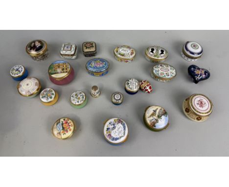 A COLLECTION OF PORCELAIN PILL BOXES TO INCLUDE HALCYON DAYS, LIMOGES, ROYAL WORCESTER