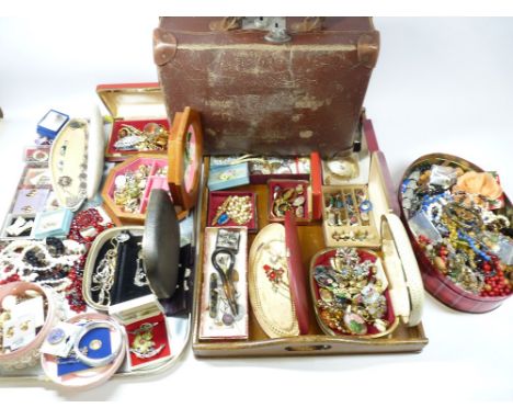 VINTAGE &amp; LATER COSTUME JEWELLERY - a good quantity to include Millefiori brooches, butterfly wing, sterling stamped Air 