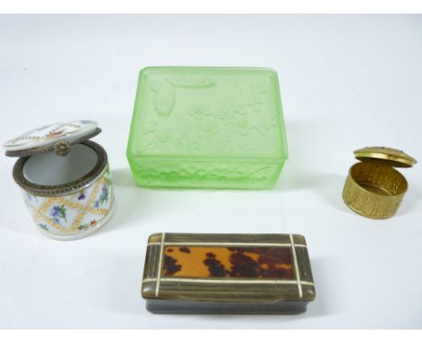 VINTAGE BOXES (4) to include a horn and tortoiseshell snuff box, cylindrical gilt metal pill box with blue stone insets to th