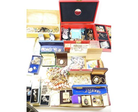 VINTAGE &amp; LATER COSTUME JEWELLERY - a mixed collection on two trays to include a charm bracelet, 9ct rolled gold cameo br