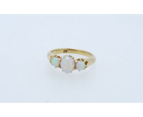 18CT GOLD THREE STONE OPAL SET RING, size K, 3.3grms