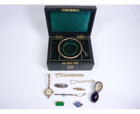 9CT GOLD &amp; OTHER LADY'S JEWELLERY IN A VINTAGE JEWELLERY BOX to include a lady's wristwatch on expanding bracelet strap, 