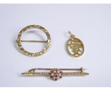 VICTORIAN &amp; LATER GOLD BROOCHES (2) with a Chinese pendant to include a 10ct stamped circular brooch with foliot chasing,
