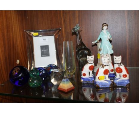 A SELECTION OF CERAMIC AND GLASSWARE TO INCLUDE A WATERFORD CRYSTAL PHOTO FRAME 