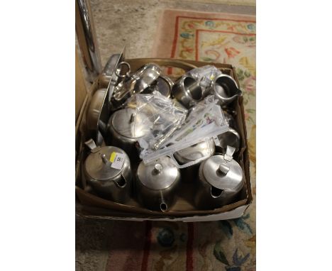 A TRAY OF SILVER PLATED WARE AND FLATWARE ETC