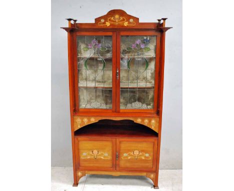 A good quality Edwardian Arts and Crafts mahogany Display Cabinet, the crested gallery style cornice with four short square p