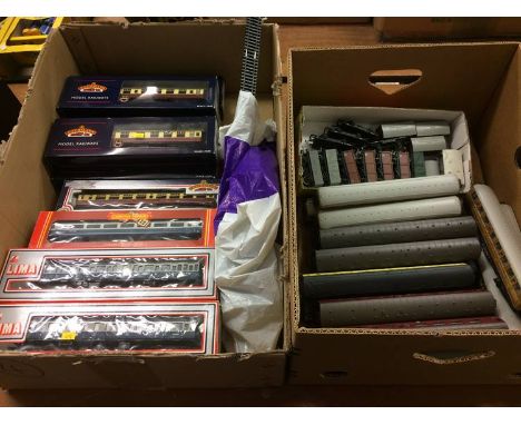 Quantity of boxed Bachmann, Lima and Hornby carriages and a box of loose carriages