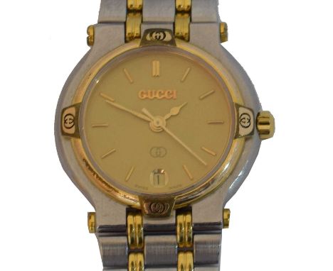 A Gucci quartz wristwatch, ref. 9000L. The signed gold tone dial with baton markers and date aperture to 6, quartz movement w