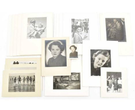 Var. sizes, all but a few under passepartouts. Comprises a.o. photogr. by Anefo (2x, press photographs, one on the American M