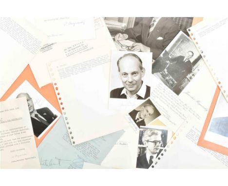 15 signatures, signatures often on photographs, also incl. some letters and short typed biographies (in Dutch) of the chemist